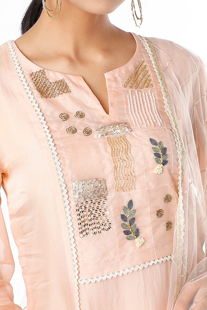 Powder Pink Embellished Kurta Set by Sandhya Shah at Pernia's Pop Up Shop