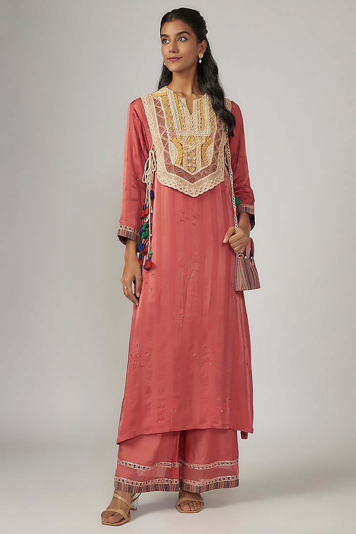 Pink Crepe Embellished Kurta Set by Sandhya Shah at Pernia's Pop Up Shop