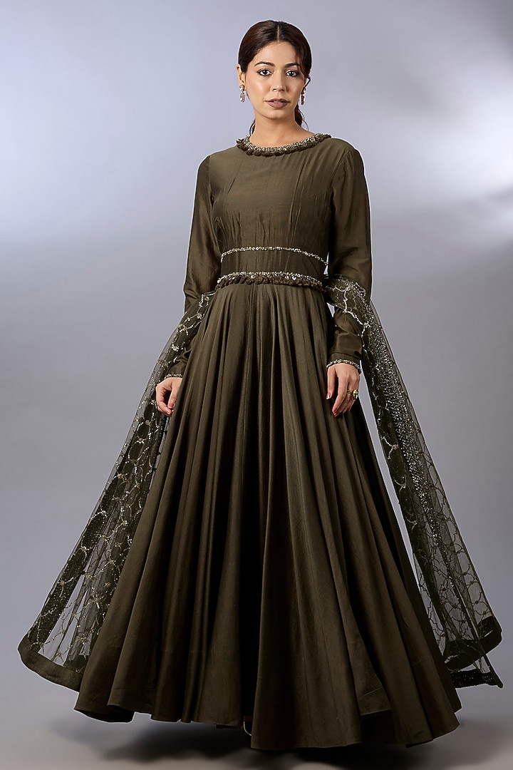 Olive Green Chanderi Embroidered Wedding Anarkali Set by Pallavi Poddar (India) at Pernia's Pop Up Shop