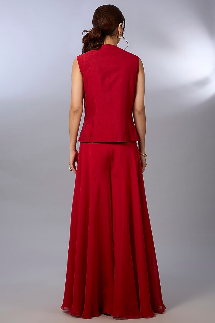 Red Organza Embroidered Cape Set by Pallavi Poddar (India) at Pernia's Pop Up Shop