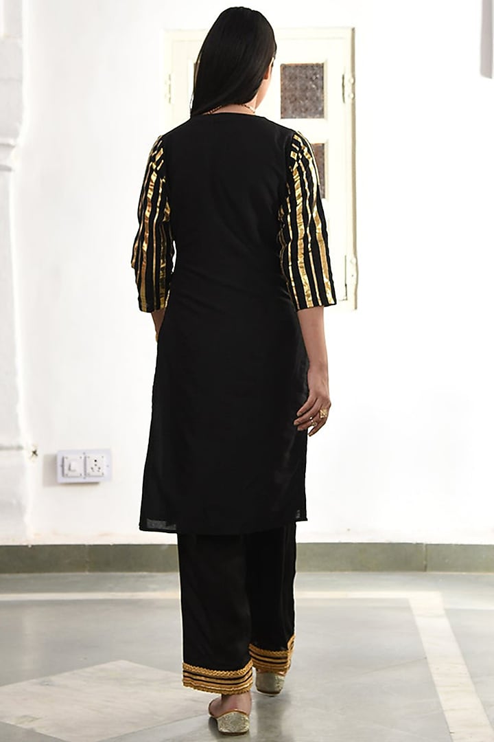Black Embroidered Kurta Set by Palak & Mehak at Pernia's Pop Up Shop