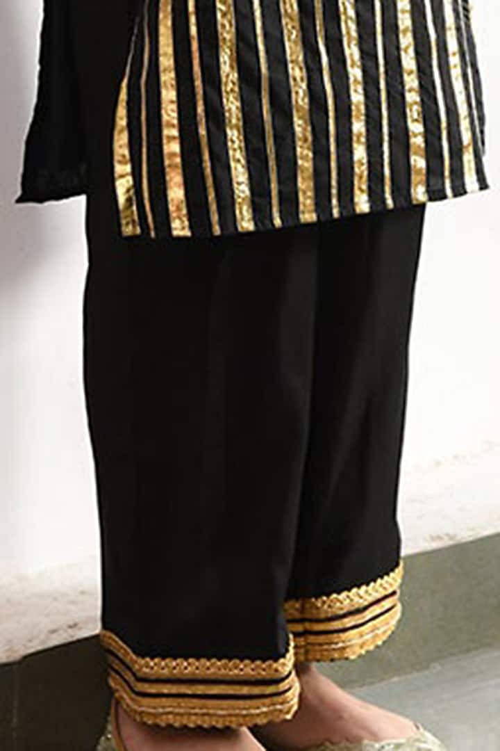 Black Embroidered Kurta Set by Palak & Mehak at Pernia's Pop Up Shop