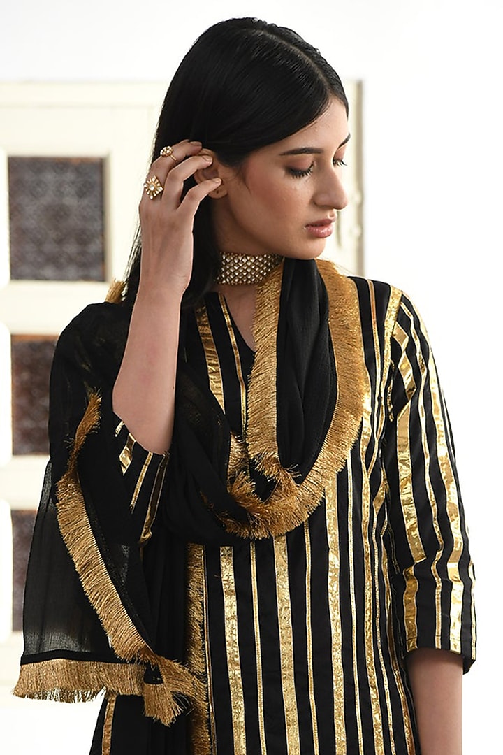 Black Embroidered Kurta Set by Palak & Mehak at Pernia's Pop Up Shop