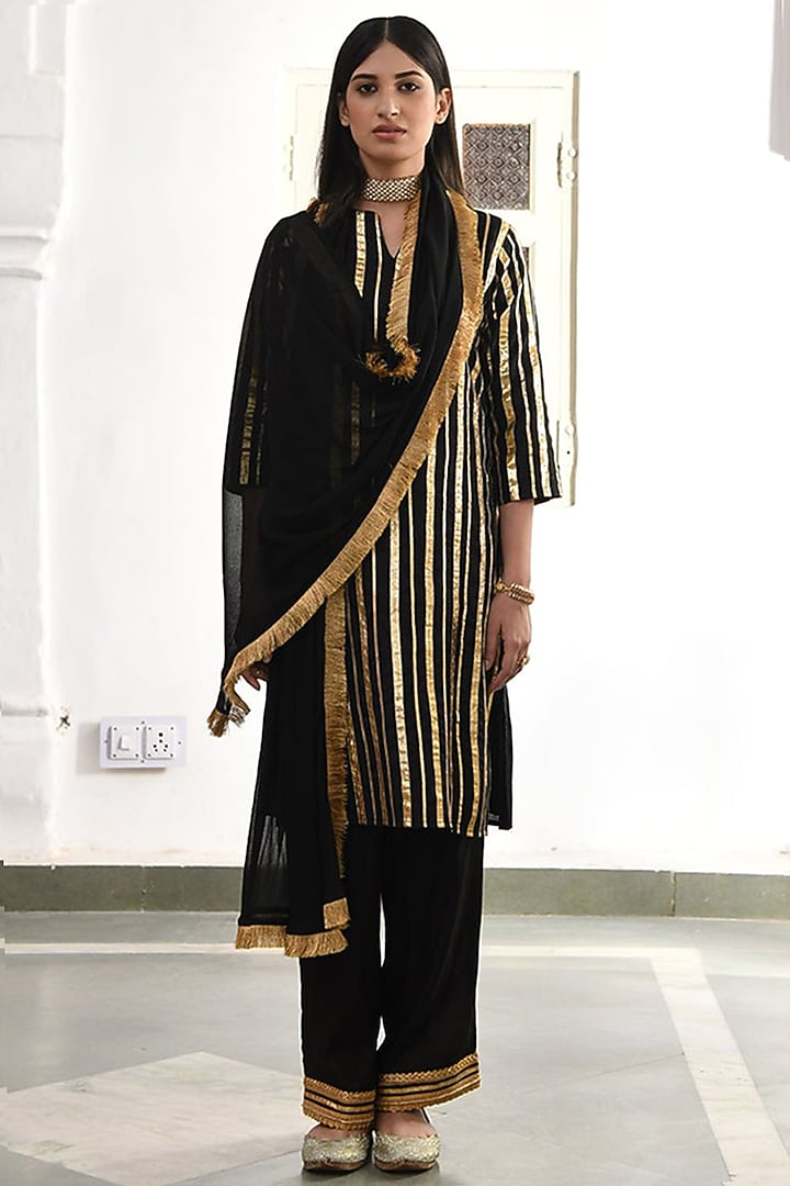 Black Embroidered Kurta Set by Palak & Mehak at Pernia's Pop Up Shop