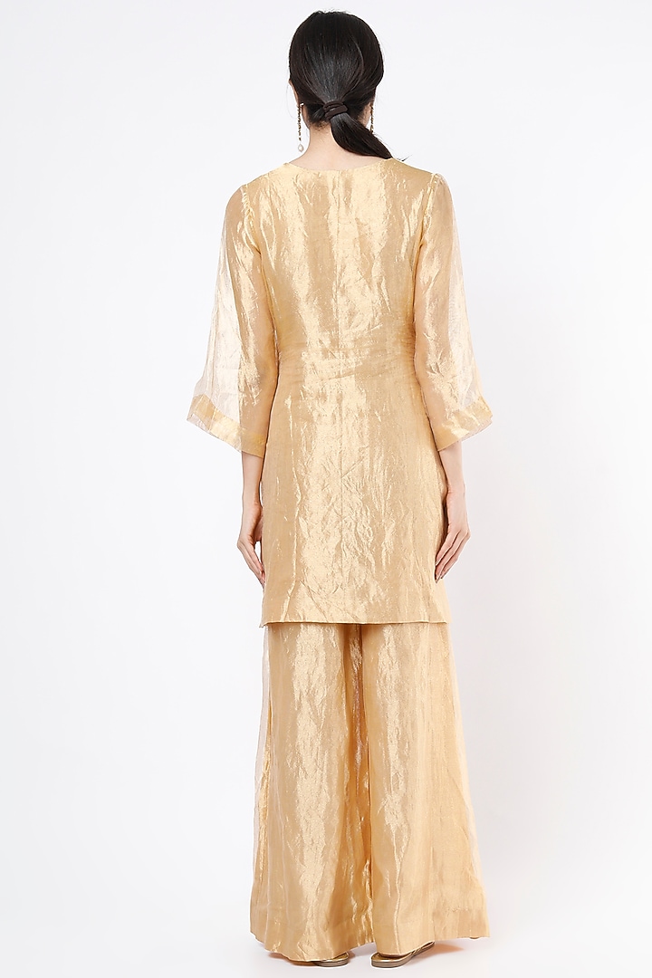 Gold Tissue & Cotton Kurta Set by Palak & Mehak at Pernia's Pop Up Shop