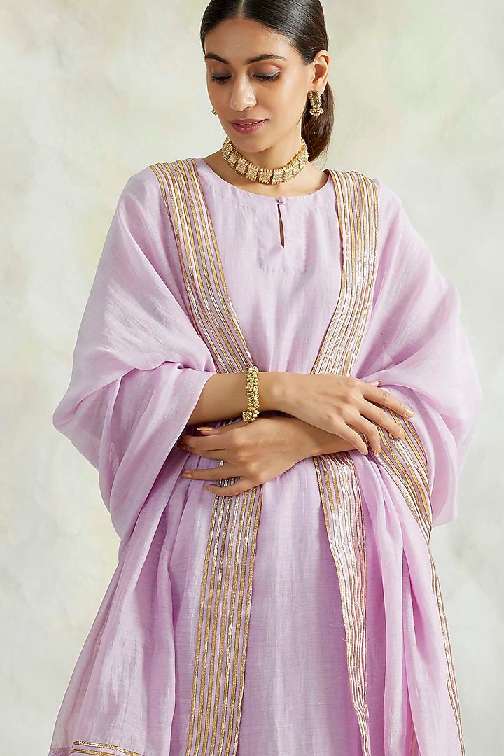 Lilac Embroidered Kurta Set by Palak & Mehak at Pernia's Pop Up Shop