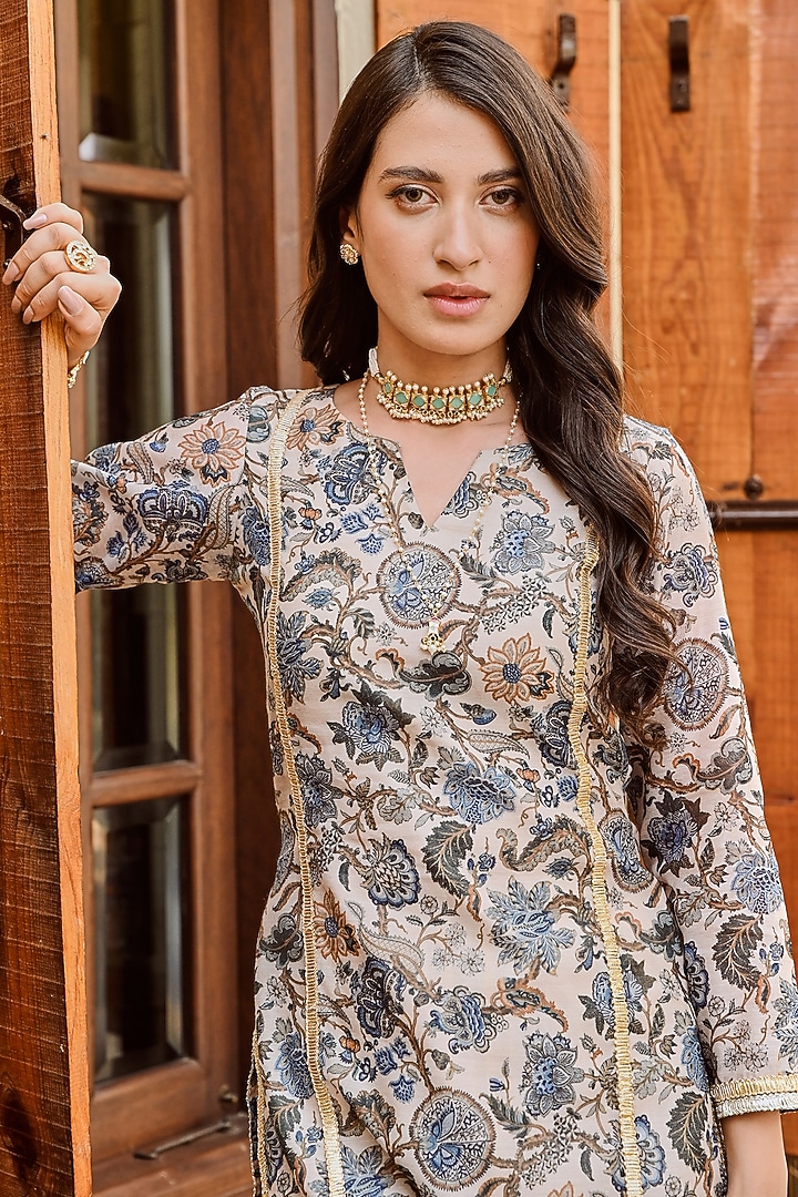 Pastel Grey Chanderi Floral Kurta Set by Palak & Mehak at Pernia's Pop Up Shop