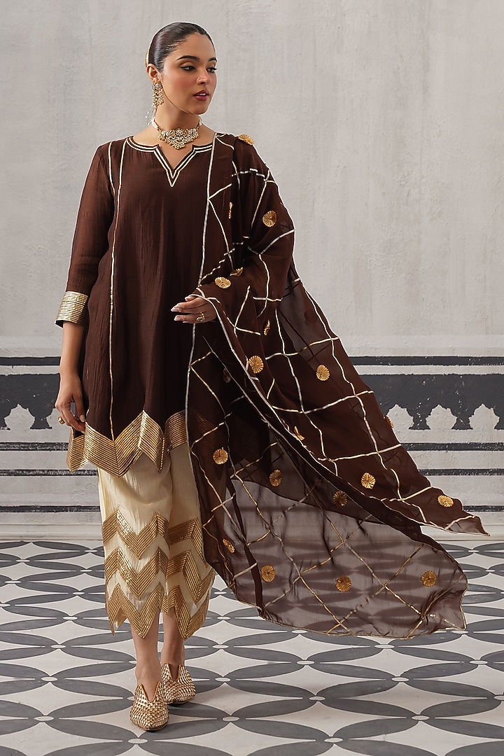 Gold Mulmul Chanderi Gota Embellished Kurta Set by Palak & Mehak at Pernia's Pop Up Shop