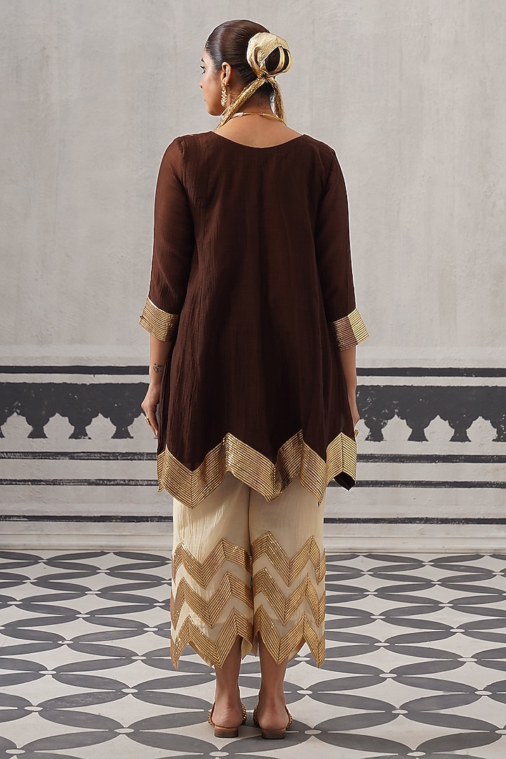 Gold Mulmul Chanderi Gota Embellished Kurta Set by Palak & Mehak at Pernia's Pop Up Shop