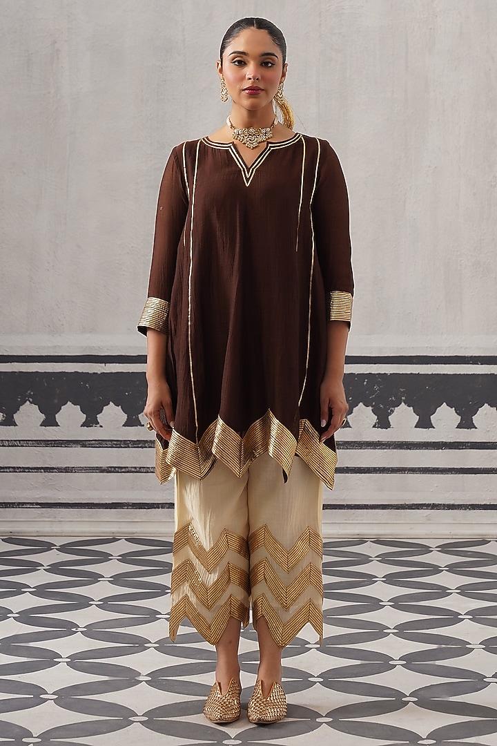 Gold Mulmul Chanderi Gota Embellished Kurta Set by Palak & Mehak at Pernia's Pop Up Shop