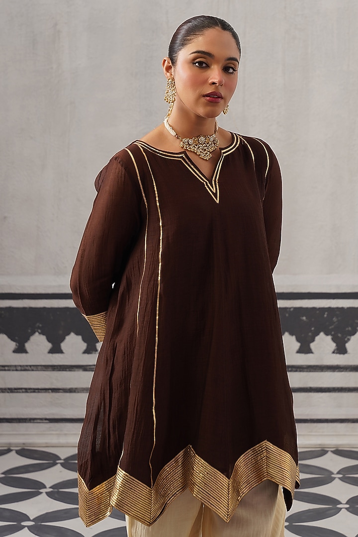 Gold Mulmul Chanderi Gota Embellished Kurta Set by Palak & Mehak at Pernia's Pop Up Shop