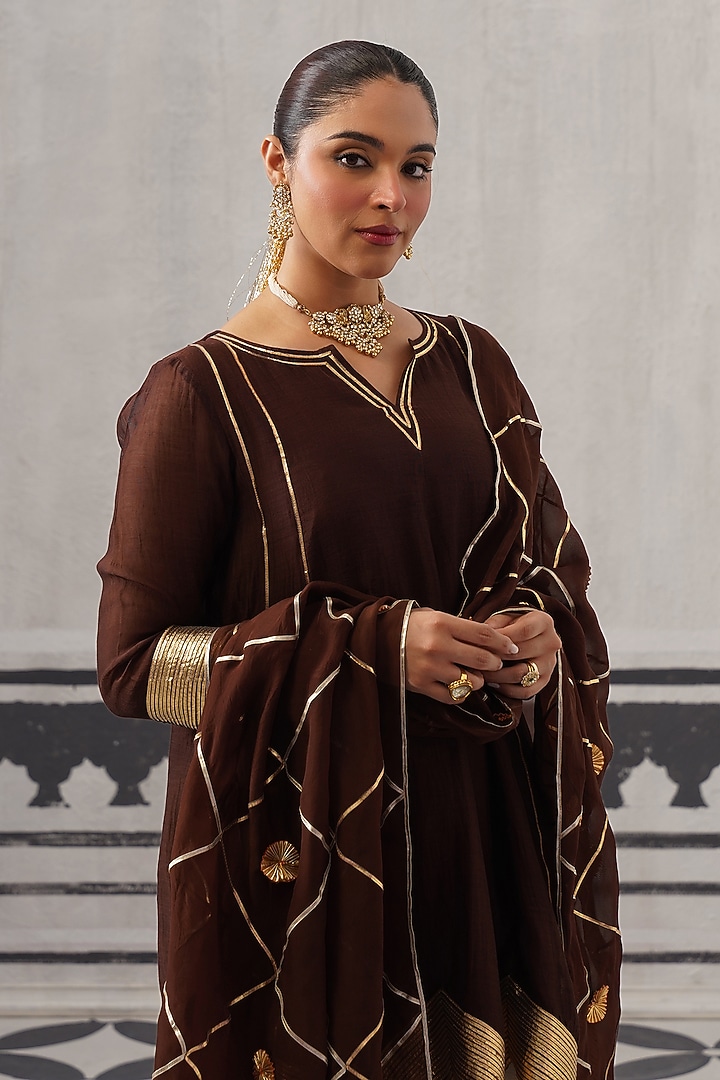 Gold Mulmul Chanderi Gota Embellished Kurta Set by Palak & Mehak at Pernia's Pop Up Shop