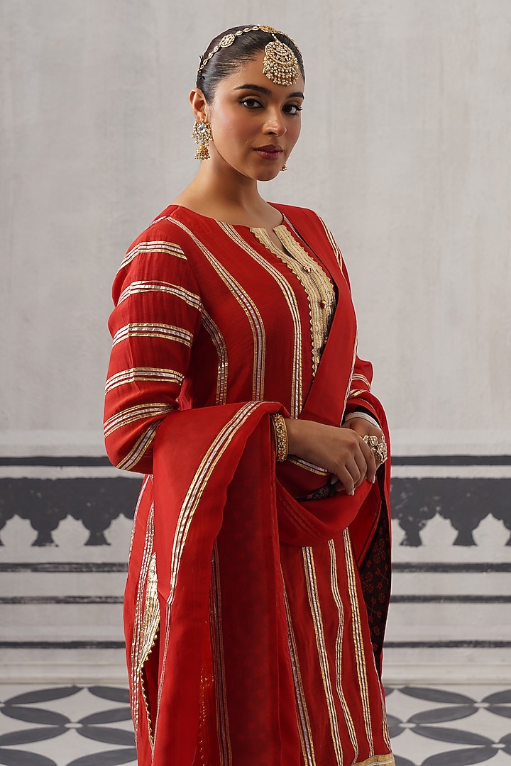 Red Mulmul Chanderi Gota Embellished Kurta Set by Palak & Mehak at Pernia's Pop Up Shop