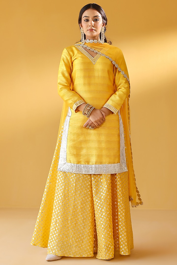 Yellow Pure Chanderi & Banarasi Kurta Set by Palak & Mehak at Pernia's Pop Up Shop