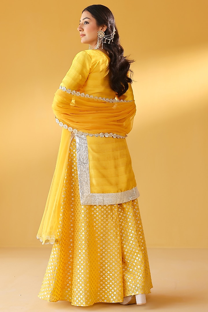 Yellow Pure Chanderi & Banarasi Kurta Set by Palak & Mehak at Pernia's Pop Up Shop