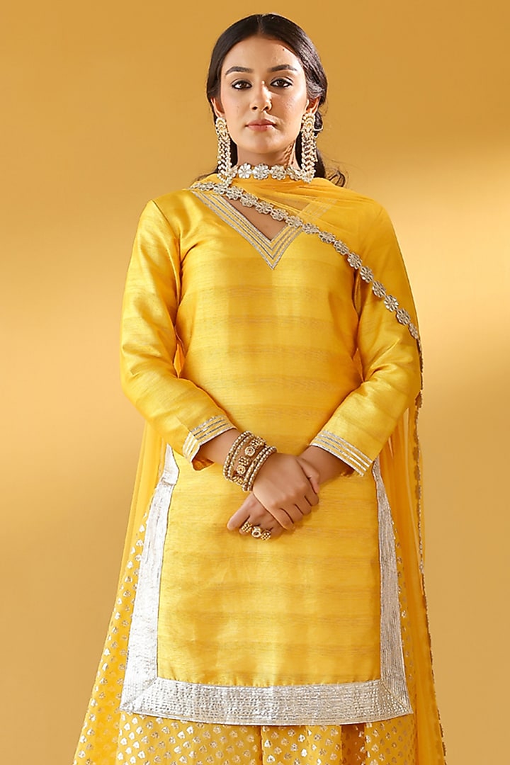 Yellow Pure Chanderi & Banarasi Kurta Set by Palak & Mehak at Pernia's Pop Up Shop