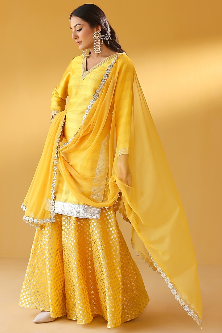 Yellow Pure Chanderi & Banarasi Kurta Set by Palak & Mehak at Pernia's Pop Up Shop