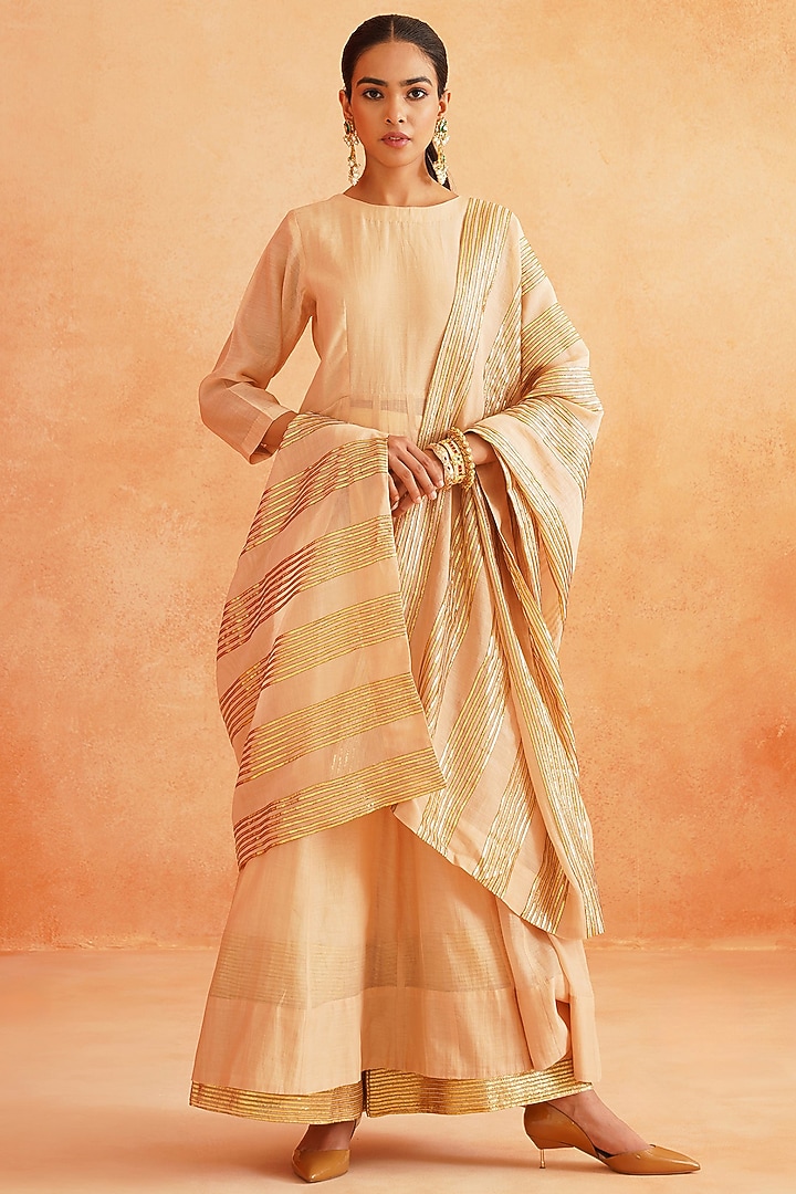 Golden Mul Chanderi Kurta Set by Palak & Mehak at Pernia's Pop Up Shop