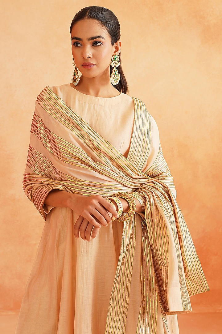 Golden Mul Chanderi Kurta Set by Palak & Mehak at Pernia's Pop Up Shop