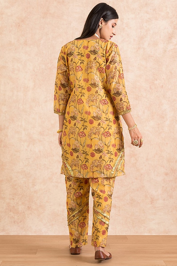 Mustard Floral Printed Kurta Set by Palak & Mehak at Pernia's Pop Up Shop