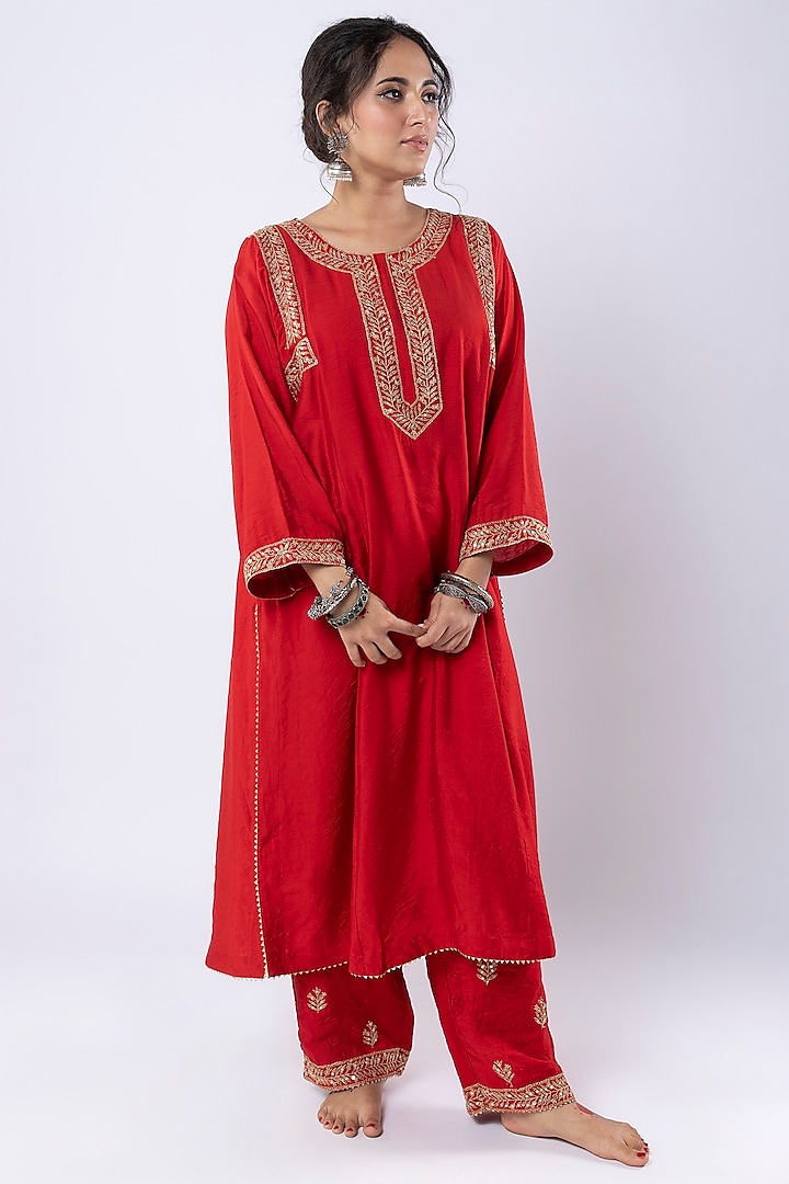 Red Chanderi Hand & Machine Embroidered Kurta Set by Pants and Pajamas at Pernia's Pop Up Shop