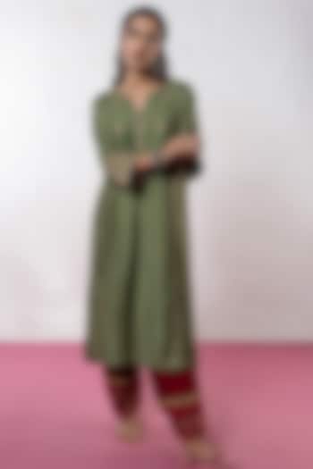 Mehendi Green Chanderi Hand & Machine Embroidered Kurta Set by Pants and Pajamas at Pernia's Pop Up Shop