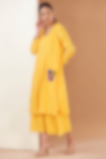 Yellow Crushed Linen Embroidered Kurta Set by Poshak apparels at Pernia's Pop Up Shop