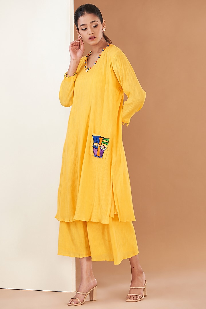 Yellow Crushed Linen Embroidered Kurta Set by Poshak apparels at Pernia's Pop Up Shop