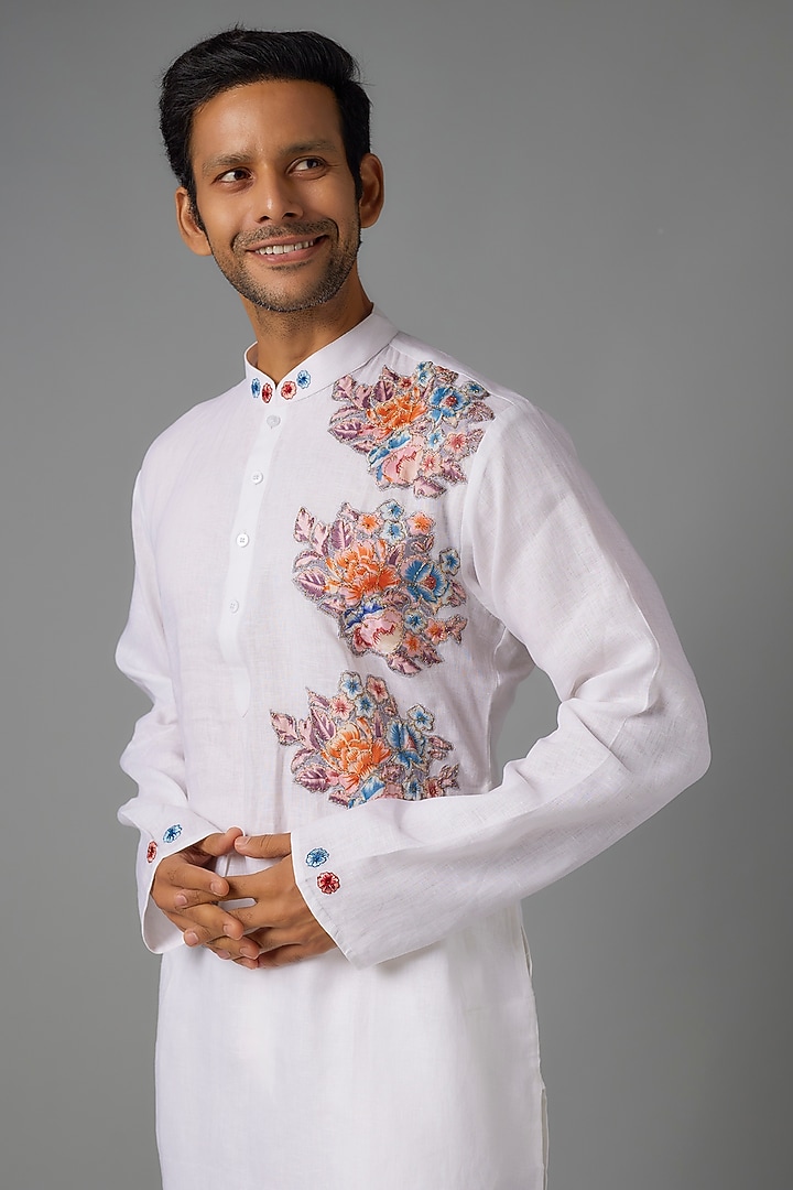 White Linen Silk Thread Embroidered Kurta Set by Pasqo Label at Pernia's Pop Up Shop