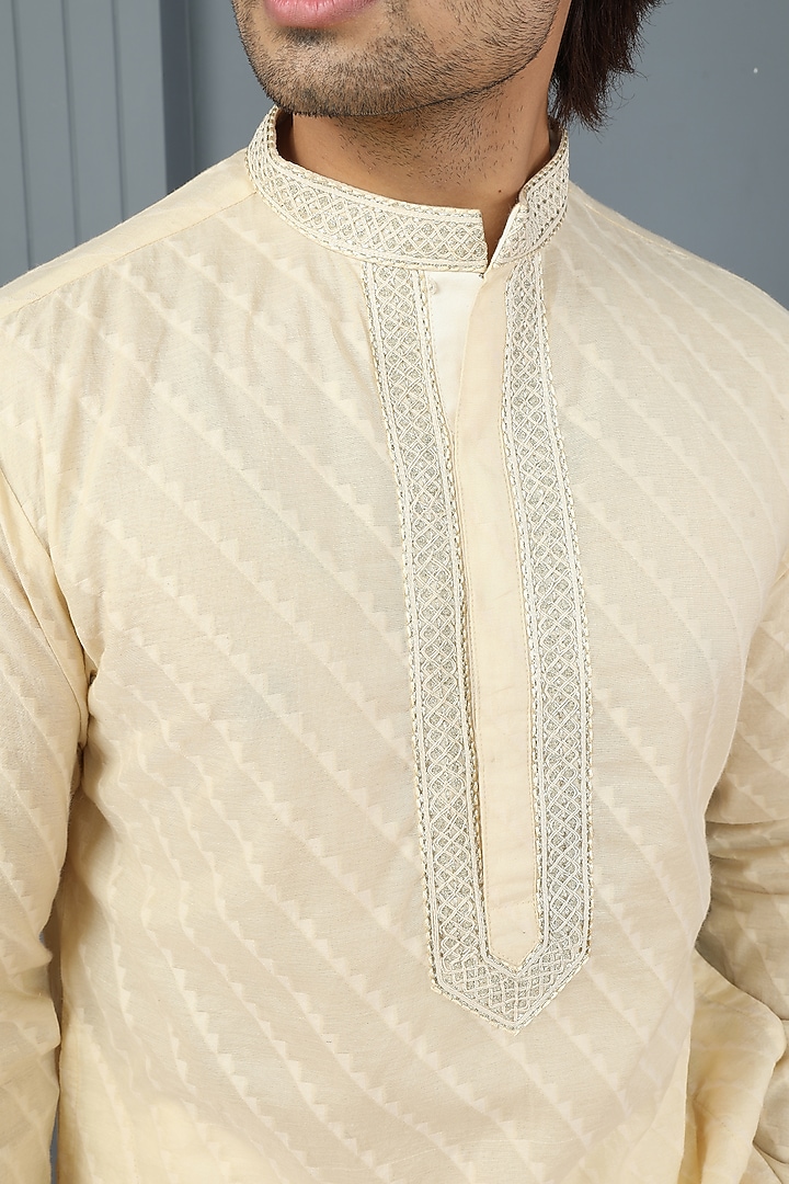 Beige Chanderi Thread Embroidered Kurta Set by PARA at Pernia's Pop Up Shop