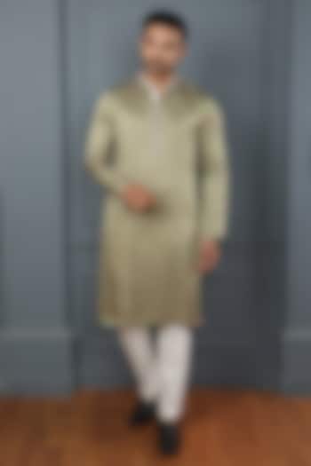 Green Satin Linen Printed & Resham Embroidered Kurta Set by PARA at Pernia's Pop Up Shop