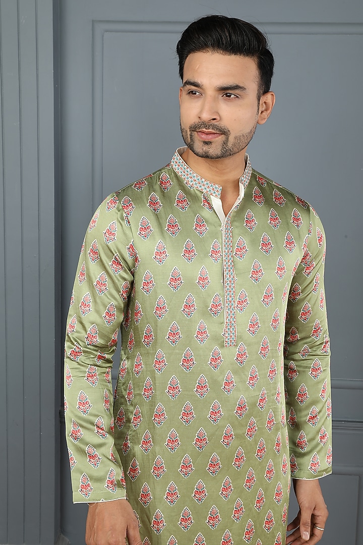 Green Satin Linen Printed & Resham Embroidered Kurta Set by PARA at Pernia's Pop Up Shop
