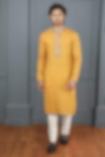 Mustard Muslin Hand Embroidered Kurta Set by PARA at Pernia's Pop Up Shop