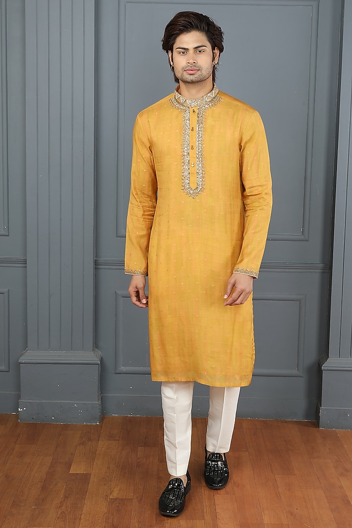 Mustard Muslin Hand Embroidered Kurta Set by PARA at Pernia's Pop Up Shop