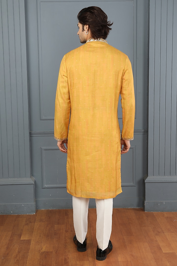 Mustard Muslin Hand Embroidered Kurta Set by PARA at Pernia's Pop Up Shop