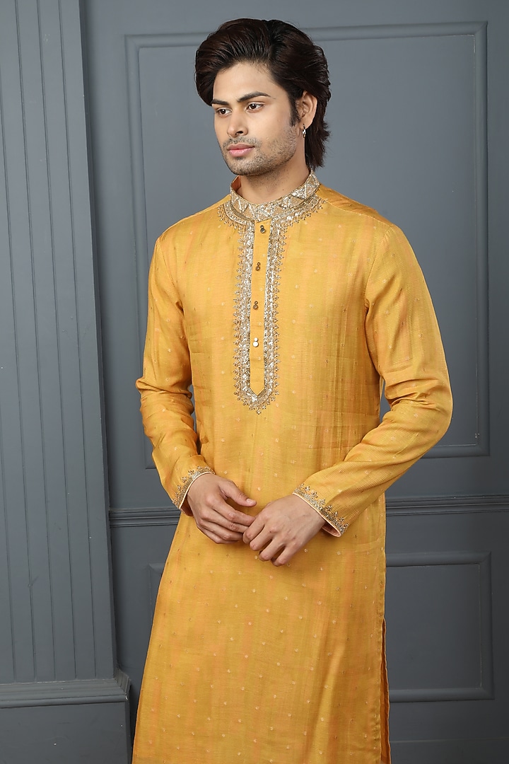 Mustard Muslin Hand Embroidered Kurta Set by PARA at Pernia's Pop Up Shop