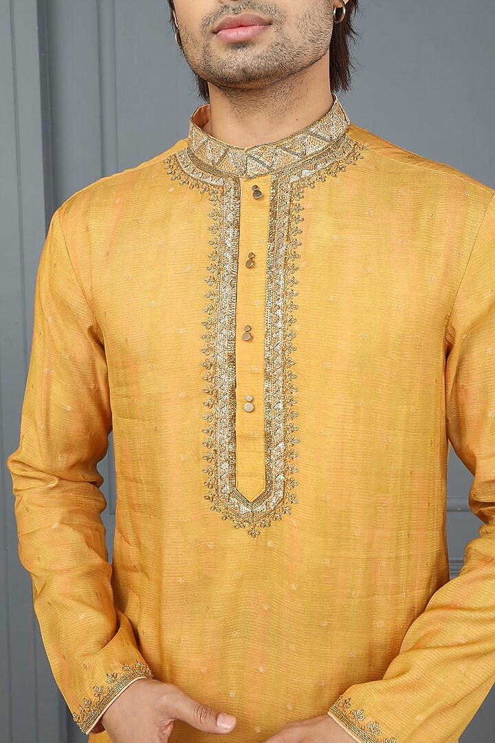 Mustard Muslin Hand Embroidered Kurta Set by PARA at Pernia's Pop Up Shop