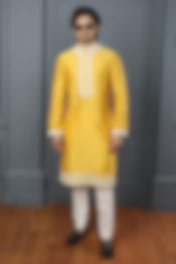 Yellow Chanderi Kasab Work Kurta Set by PARA at Pernia's Pop Up Shop