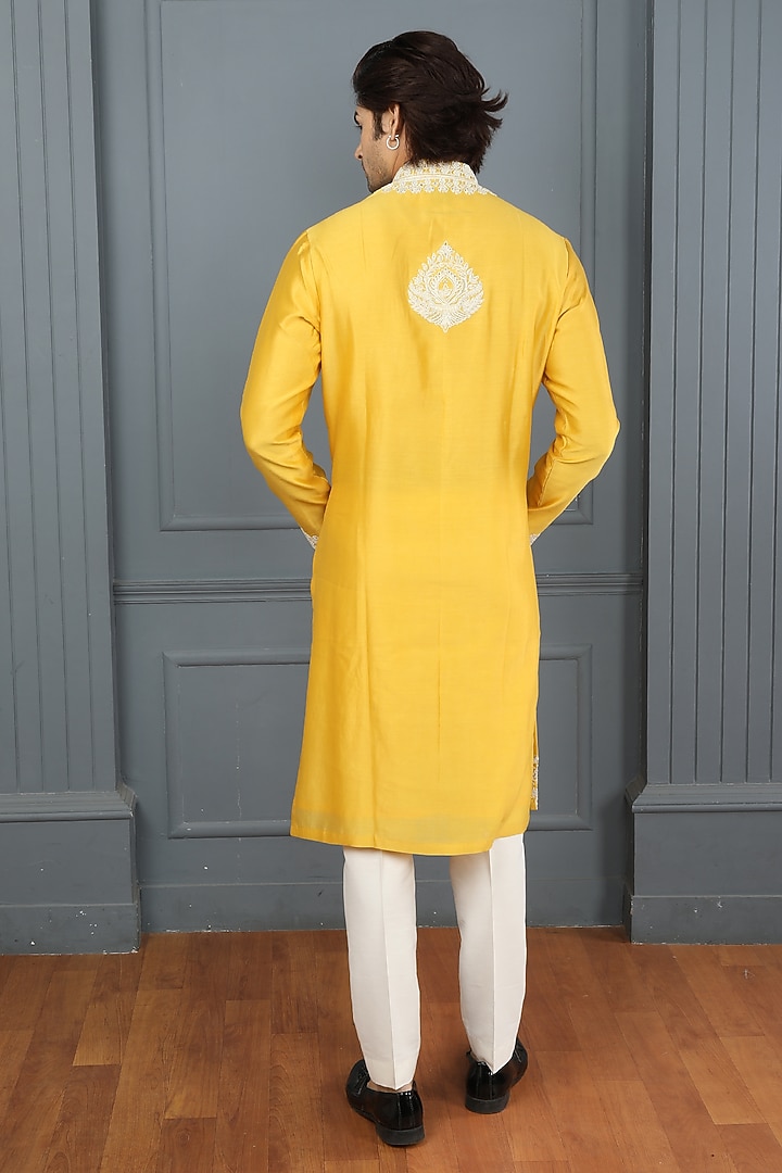 Yellow Chanderi Kasab Work Kurta Set by PARA at Pernia's Pop Up Shop