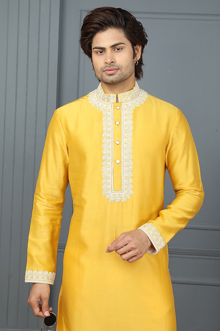 Yellow Chanderi Kasab Work Kurta Set by PARA at Pernia's Pop Up Shop
