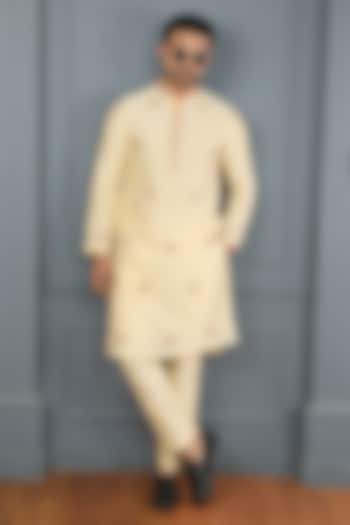 Cream Chanderi Resham Embroidered Kurta Set by PARA at Pernia's Pop Up Shop