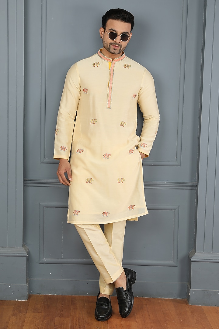 Cream Chanderi Resham Embroidered Kurta Set by PARA at Pernia's Pop Up Shop