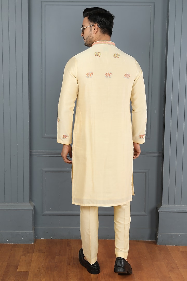 Cream Chanderi Resham Embroidered Kurta Set by PARA at Pernia's Pop Up Shop