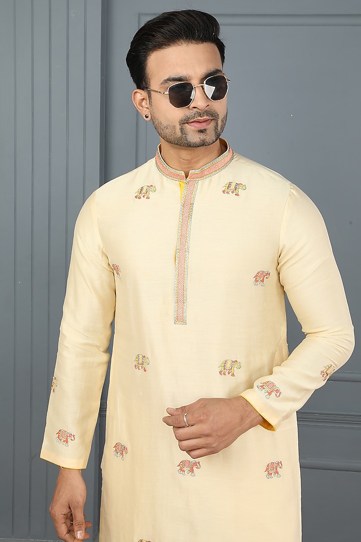 Cream Chanderi Resham Embroidered Kurta Set by PARA at Pernia's Pop Up Shop