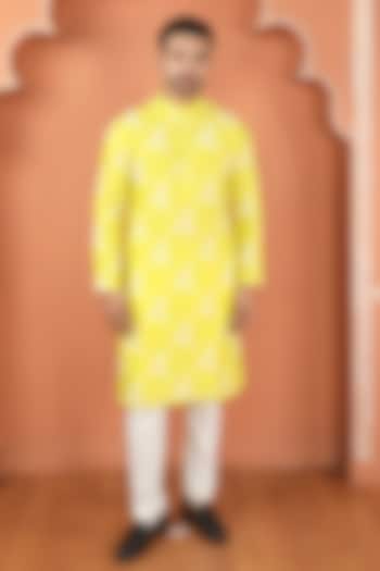Lemon Yellow Chanderi Machine Embroidered Kurta Set by PARA at Pernia's Pop Up Shop