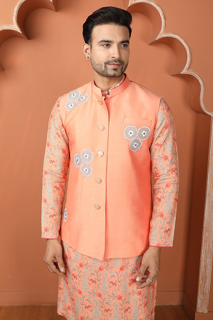 Peach Silk Resham Embroidered Bundi Jacket Set by PARA at Pernia's Pop Up Shop