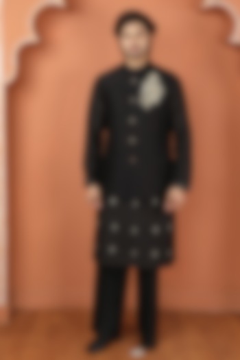 Black Raw Silk Embroidered Bundi Jacket Set by PARA at Pernia's Pop Up Shop