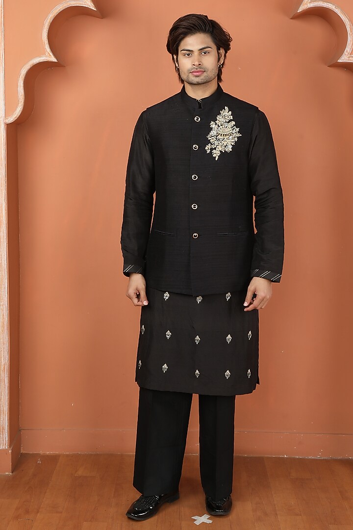 Black Raw Silk Embroidered Bundi Jacket Set by PARA at Pernia's Pop Up Shop