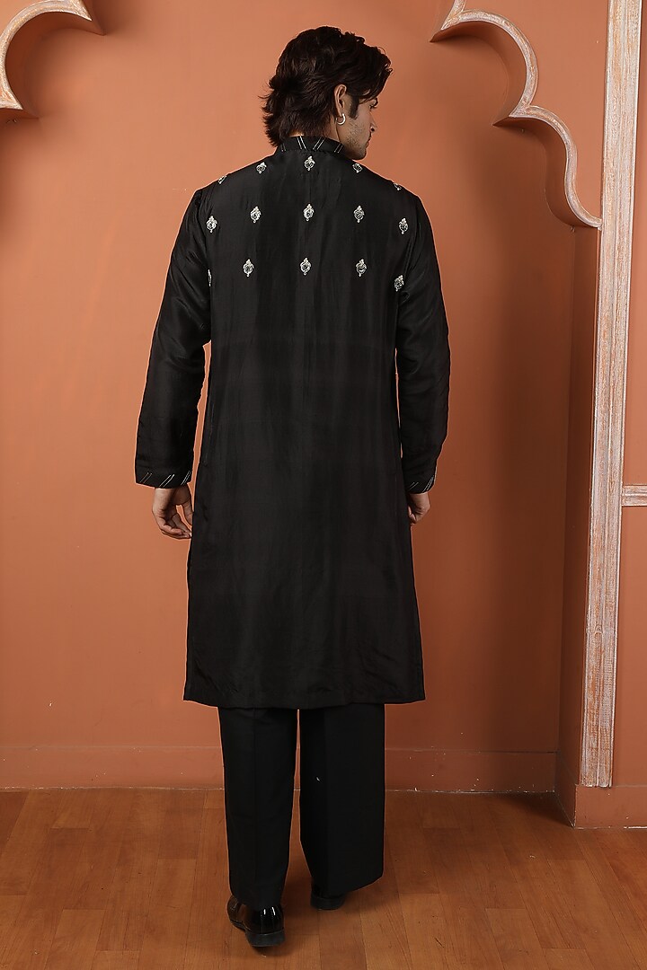 Black Raw Silk Embroidered Bundi Jacket Set by PARA at Pernia's Pop Up Shop