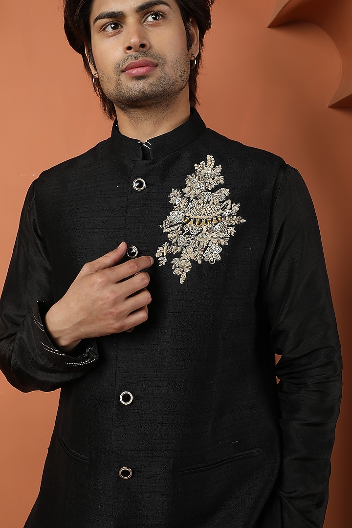 Black Raw Silk Embroidered Bundi Jacket Set by PARA at Pernia's Pop Up Shop